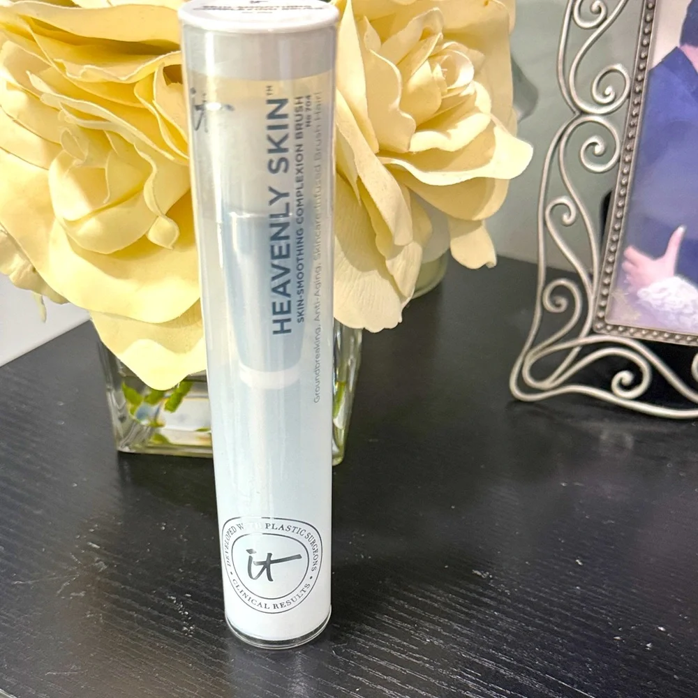 IT Cosmetics Heavenly Skin Skin-Smoothing Complexion Brush No. 704 New sealed